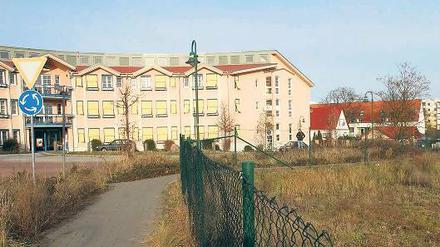 Andere Straßenseite am Schwalbenberg: Das Baufeld war für betreutes Wohnen reserviert, jetzt wird es umgewidmet.