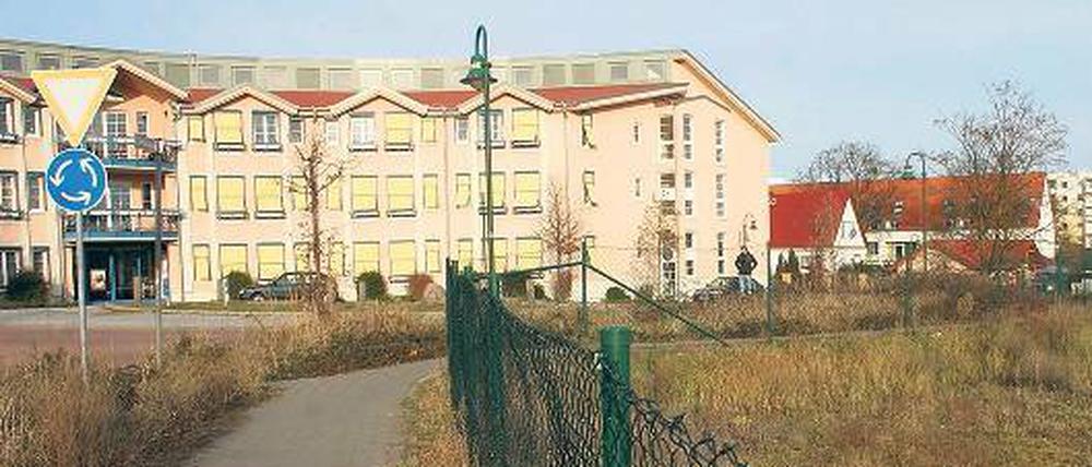 Andere Straßenseite am Schwalbenberg: Das Baufeld war für betreutes Wohnen reserviert, jetzt wird es umgewidmet.