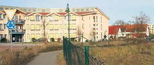 Andere Straßenseite am Schwalbenberg: Das Baufeld war für betreutes Wohnen reserviert, jetzt wird es umgewidmet.