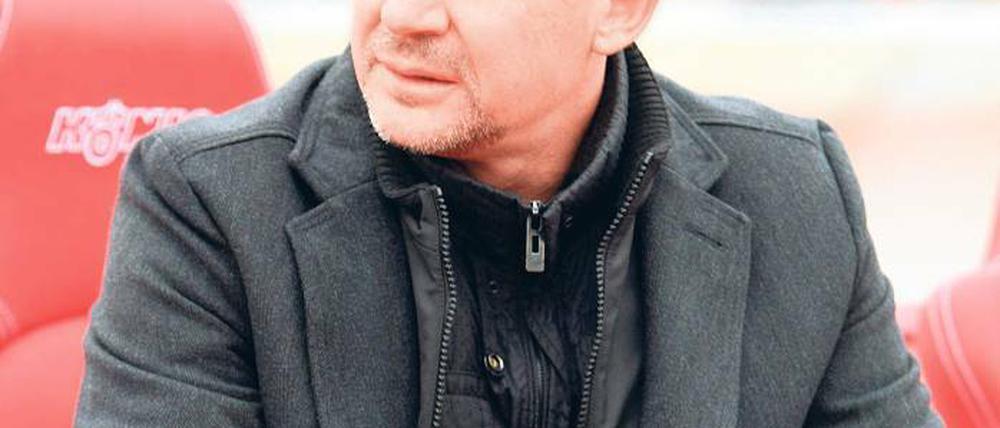 Schwere Aufgabe. Pavel Dotchev (45) war unter anderem Trainer bei FC Rot-Weiß Erfurt und beim SC Paderborn. Am 13. September 2010 wurde er neuer Cheftrainer des SV Sandhausen in der 3. Liga.