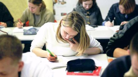 Bildungschance. Auch im Jahr 2011 sollen Abiturienten aus Hartz-IV-Familien ab der elften Klasse in Brandenburg Schüler-Bafög bekommen. Linke und SPD sehen ihr Prestigeprojekt trotz neuer Bundesgesetze gerettet.