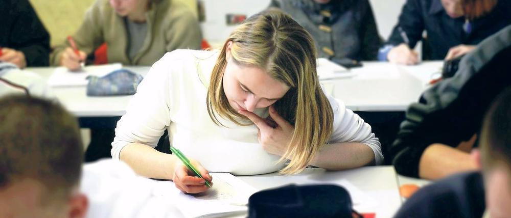 Bildungschance. Auch im Jahr 2011 sollen Abiturienten aus Hartz-IV-Familien ab der elften Klasse in Brandenburg Schüler-Bafög bekommen. Linke und SPD sehen ihr Prestigeprojekt trotz neuer Bundesgesetze gerettet.