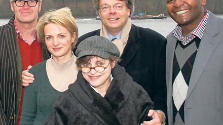 Das Opern-Team der ersten Potsdamer Seefestspiele: Guntbert Warns als Papageno, Dirigentin Judith Kubitz, Regisseurin Katharina Thalbach, Veranstaltungsmanager Peter Schwenkow und Tamoni-Darsteller Musa Nkuna (v.l.) bei der Projektpräsentation.