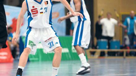 Den Topscorer der Liga beeindruckt. Im Spitzenspiel der 2. Basketball-Bundesliga Pro B legte der erst 18-jährige Tobias Horn vom RSV Eintracht am Sonntag Hertens 26-jährigen Punktejäger Marcus Monk aus den USA wirkungsvoll an die Kette.