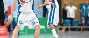 Den Topscorer der Liga beeindruckt. Im Spitzenspiel der 2. Basketball-Bundesliga Pro B legte der erst 18-jährige Tobias Horn vom RSV Eintracht am Sonntag Hertens 26-jährigen Punktejäger Marcus Monk aus den USA wirkungsvoll an die Kette.