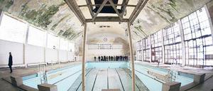 Ruinenarchitektur. Die frühere Schwimmhalle des Olympischen Dorfs soll für 1,6 Millionen Euro ein neues Dach erhalten. Nach einem Brandanschlag auf den Dachstuhl war der Bau jahrelang der Witterung ausgesetzt und wurde stark beschädigt.