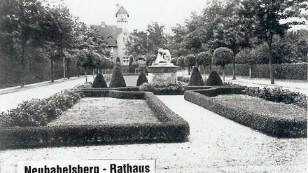 Auf einer Postkarte aus den 1920er Jahren zeigte sich das Neubabelsberger Rathaus noch intakt und mit Vorplatz.