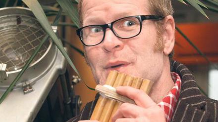 Flötenfröhlich. Der Schauspieler Schauspieler Guntbert Warms als Papageno.