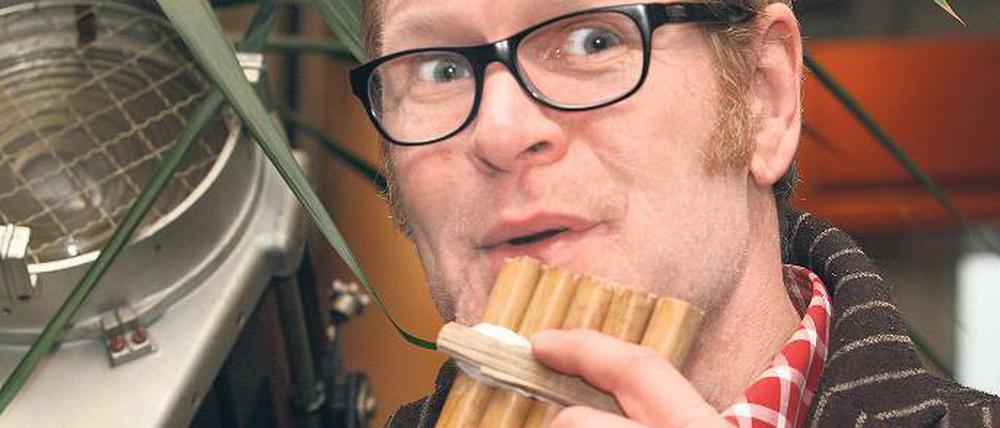 Flötenfröhlich. Der Schauspieler Schauspieler Guntbert Warms als Papageno.