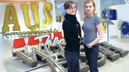 Viele Erinnerungen. Die Museumsgründerinnen Anja Schulz (l.) und Barbara Dechant vom Berliner Buchstabenmuseum.