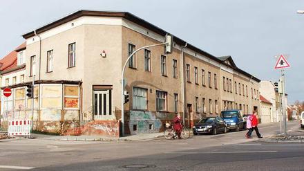 Sozial- und Kulturzentrum statt Jugendherberge: Mit einem neuen Konzept will der Beelitzer Bürgermeister das ehemalige Hotel Zum goldenen Stern nach Jahren des Leerstands entwickeln. Künftig könnten hier Bibliothek, Physiotherapie, das Eltern-Kind-Zentrum, ein Café und altersgerechte Wohnungen untergebracht werden.
