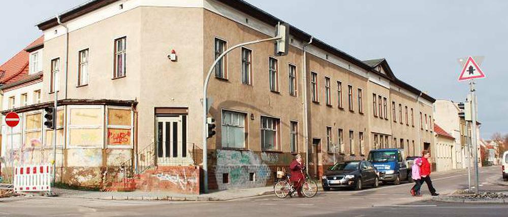 Sozial- und Kulturzentrum statt Jugendherberge: Mit einem neuen Konzept will der Beelitzer Bürgermeister das ehemalige Hotel Zum goldenen Stern nach Jahren des Leerstands entwickeln. Künftig könnten hier Bibliothek, Physiotherapie, das Eltern-Kind-Zentrum, ein Café und altersgerechte Wohnungen untergebracht werden.