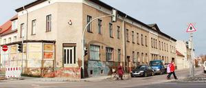 Sozial- und Kulturzentrum statt Jugendherberge: Mit einem neuen Konzept will der Beelitzer Bürgermeister das ehemalige Hotel Zum goldenen Stern nach Jahren des Leerstands entwickeln. Künftig könnten hier Bibliothek, Physiotherapie, das Eltern-Kind-Zentrum, ein Café und altersgerechte Wohnungen untergebracht werden.