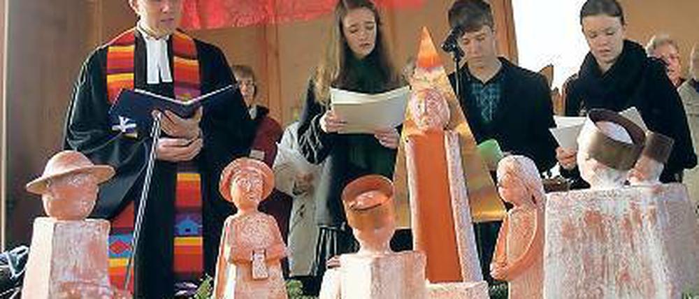 Gleich drei Weihnachtsmärkte konnte man am Wochenende besuchen. Der Weihnachtsmann hatte Sprechstunde auf dem Böhmischen Weihnachtsmarkt in Babelsberg, eher lauschig ging es auf dem Krongut zu. Kapelle und Eisbahn zieren den Luisenplatz.