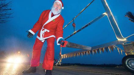 Waldschrat. Der Velo-Designer Didi Senft entwirft alle Jahre wieder zur Weihnachtszeit ein neues Unikat. Diesmal ist es eine sieben Meter lange und fünf Meter hohe rollende Säge passend zum Beginn der Weihnachtsbaumsaison in Brandenburgs Wäldern.