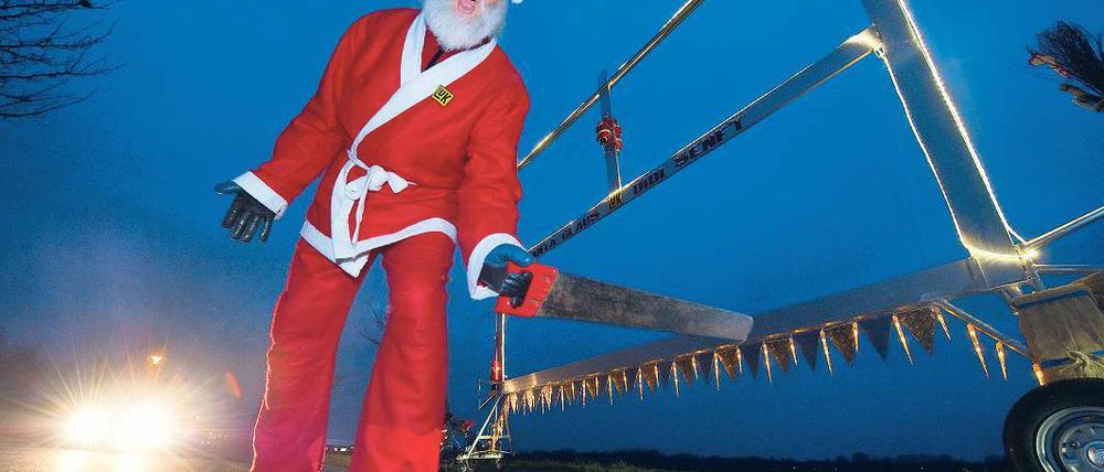 Waldschrat. Der Velo-Designer Didi Senft entwirft alle Jahre wieder zur Weihnachtszeit ein neues Unikat. Diesmal ist es eine sieben Meter lange und fünf Meter hohe rollende Säge passend zum Beginn der Weihnachtsbaumsaison in Brandenburgs Wäldern.