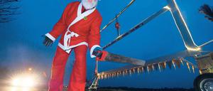 Waldschrat. Der Velo-Designer Didi Senft entwirft alle Jahre wieder zur Weihnachtszeit ein neues Unikat. Diesmal ist es eine sieben Meter lange und fünf Meter hohe rollende Säge passend zum Beginn der Weihnachtsbaumsaison in Brandenburgs Wäldern.