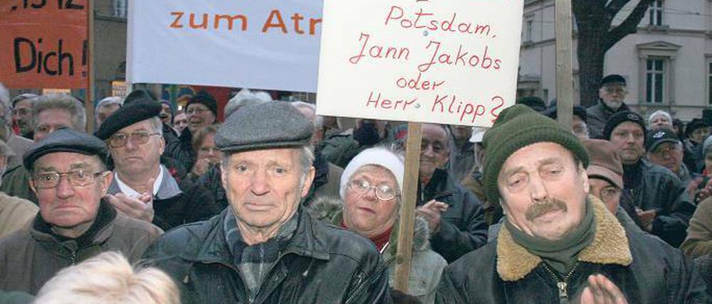 Sind ungehalten: Potsdams Kleingärtner gestern vor dem Stadthaus.