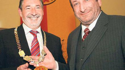 Wieder mit Kette. Oberbürgermeister Jann Jakobs (SPD, l.) bekam vom Stadtverordneten-Chef Peter Schüler feierlich die Amtskette umgehängt.