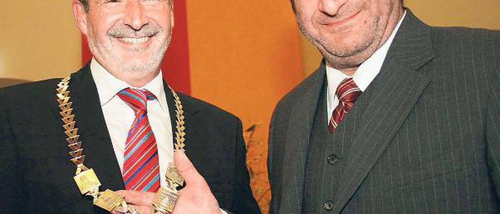 Wieder mit Kette. Oberbürgermeister Jann Jakobs (SPD, l.) bekam vom Stadtverordneten-Chef Peter Schüler feierlich die Amtskette umgehängt.
