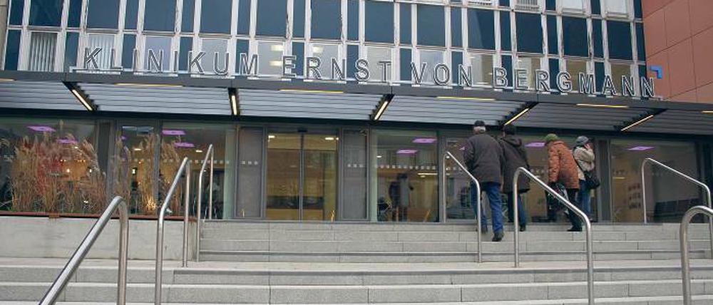 350 Quadratmeter in neuem Glanz. Statt einer Rampe für Rollifahrer gibt es einen kleinen Fahrstuhl. Der modernisierte Haupteingang des Bergmann-Klinikums ist seit gestern wieder geöffnet.