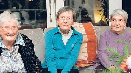 Ein Strauß Rosen auf dem Tisch: In der Wohngemeinschaft wird zusammen Abendbrot gegessen. Sie fühlen sich besser aufgehoben als im Pflegeheim: Margot Henke, Thea Straube-Koberstein, Lydia Stehwin (u.l.) sowie Hans-Georg Neumann (u.r.).