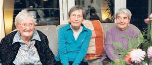 Ein Strauß Rosen auf dem Tisch: In der Wohngemeinschaft wird zusammen Abendbrot gegessen. Sie fühlen sich besser aufgehoben als im Pflegeheim: Margot Henke, Thea Straube-Koberstein, Lydia Stehwin (u.l.) sowie Hans-Georg Neumann (u.r.).