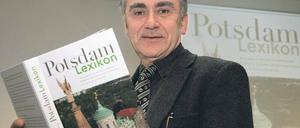 Mitherausgeber Kurt Winkler und das neue Potsdam-Lexikon, Stadtgeschichte von A bis Z. Auf 432 Seiten haben 52 Autoren Potsdam in mehr als 750 Stichworten von der Geschichte bis zur Gegenwart beschrieben.