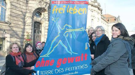 In weiblicher Aktion. Als Zeichen gegen Gewalt an Frauen versammelte sich vor dem Rathaus eine Gruppe von Frauen, um gemeinsam eine Fahne des Vereins Terre des Femmes zu hissen.