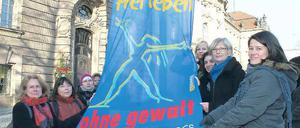 In weiblicher Aktion. Als Zeichen gegen Gewalt an Frauen versammelte sich vor dem Rathaus eine Gruppe von Frauen, um gemeinsam eine Fahne des Vereins Terre des Femmes zu hissen.