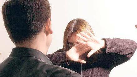 Schläge statt Liebe. In Brandenburg gibt es immer mehr Fälle von häuslicher Gewalt. Dennoch hat das Gewaltschutzgesetz die Situation von Frauen verbessert, meinen Experten.