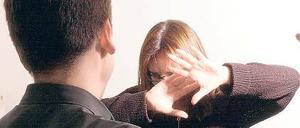 Schläge statt Liebe. In Brandenburg gibt es immer mehr Fälle von häuslicher Gewalt. Dennoch hat das Gewaltschutzgesetz die Situation von Frauen verbessert, meinen Experten.