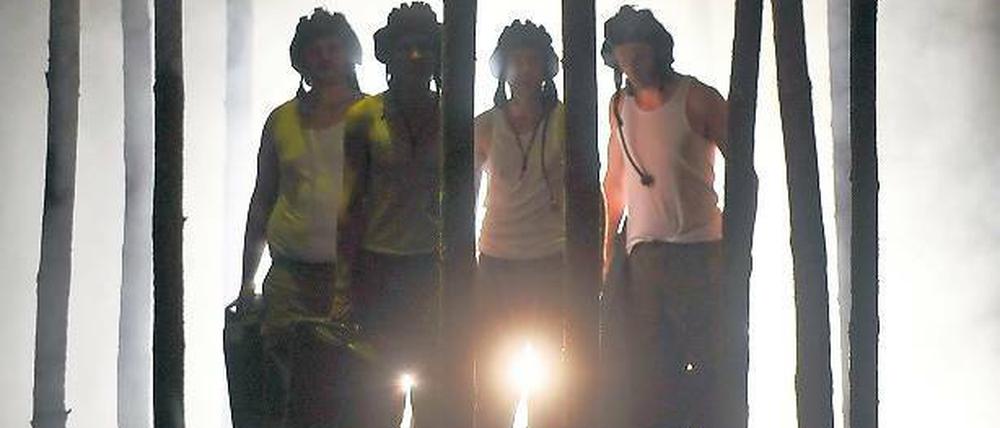 Im Wald, da stehen die Räuber. Oder sind es doch junge NVA-Soldaten. Szenenbild aus Der Turm in der Inszenierung des Hans Otto Theaters, die am morgigen Samstag Premiere hat.