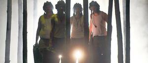 Im Wald, da stehen die Räuber. Oder sind es doch junge NVA-Soldaten. Szenenbild aus Der Turm in der Inszenierung des Hans Otto Theaters, die am morgigen Samstag Premiere hat.