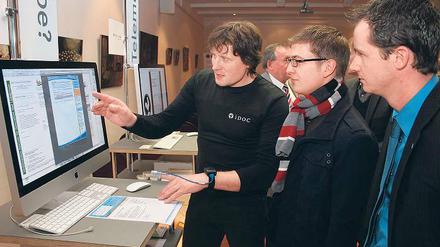 So klein wie eine Armbanduhr. Frank Golz (l.) vom Potsdamer iDoc-Institut erklärt die Wirkungsweise des iDoc-Messgeräts zur Selbstdiagnose von Schlafapnoe. Das Institut erhielt dafür gestern einen Preis im Bundeswettbewerb Land der Ideen.