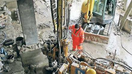 17 Meter hinein in den märkischen Morast: Spezialfirmen bringen Bohrpfähle in die Erde, auf welchen die neuen Treppenhäuser der Bibliothek stehen werden.