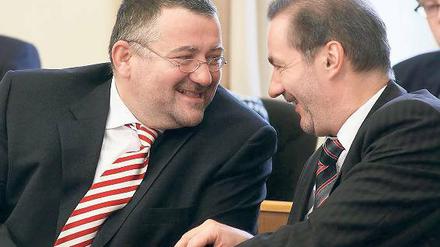 Weggefährten. Ministerpräsident Matthias Platzeck (SPD) und sein als Minister zurückgetretener Vertrauter Rainer Speer. Die Opposition glaubt, Stasi-Seilschaften aus Speers Umfeld haben sich Landeseigentum zugeschanzt.