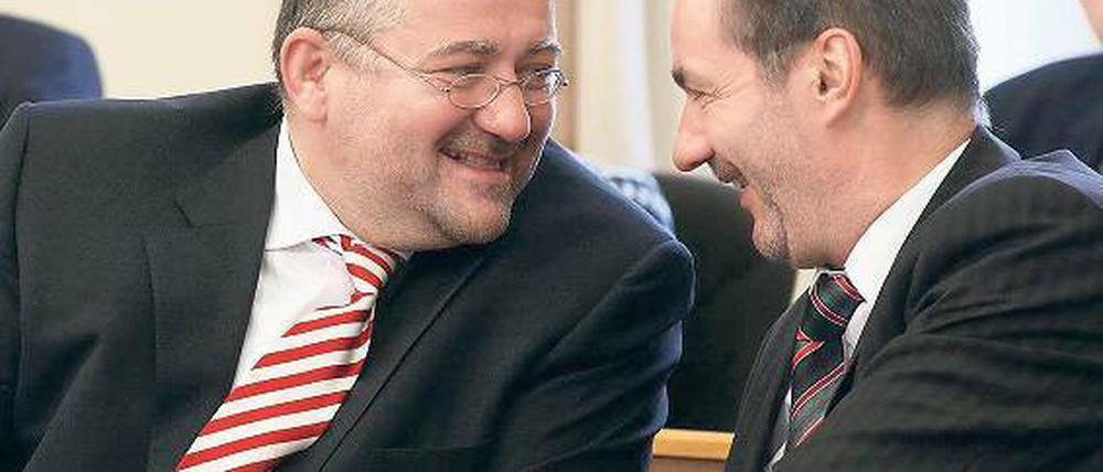 Weggefährten. Ministerpräsident Matthias Platzeck (SPD) und sein als Minister zurückgetretener Vertrauter Rainer Speer. Die Opposition glaubt, Stasi-Seilschaften aus Speers Umfeld haben sich Landeseigentum zugeschanzt.