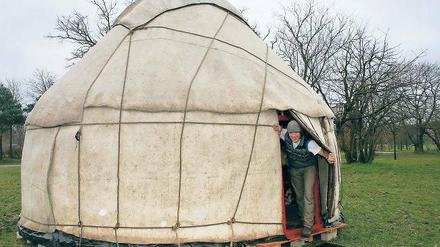 Einladend. Kirgisische Jurte hinter der Biosphäre im Volkspark.