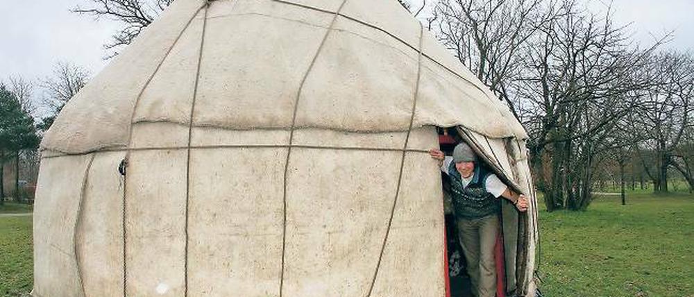 Einladend. Kirgisische Jurte hinter der Biosphäre im Volkspark.