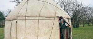 Einladend. Kirgisische Jurte hinter der Biosphäre im Volkspark.