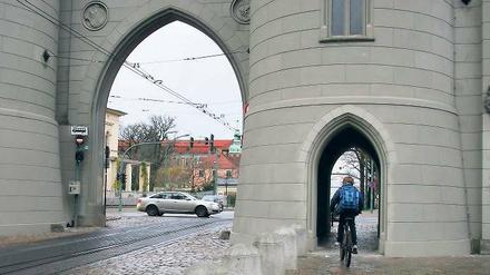Umstrittene Lösung: Radfahrer sollen bei ihrer Fahrt durch die Friedrich-Ebert-Straße künftig die seitlichen Torbögen des Nauener Tores durchqueren. Der Bauausschuss hatte das im Sommer als gefährlich kritisiert.