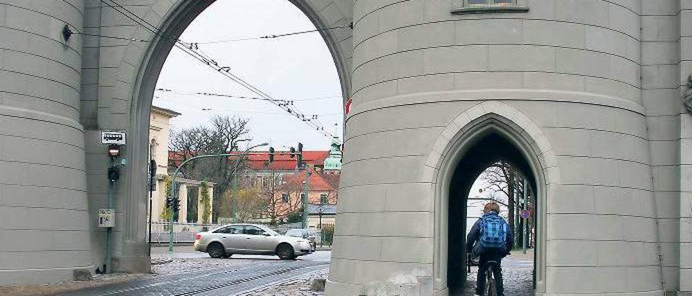Umstrittene Lösung: Radfahrer sollen bei ihrer Fahrt durch die Friedrich-Ebert-Straße künftig die seitlichen Torbögen des Nauener Tores durchqueren. Der Bauausschuss hatte das im Sommer als gefährlich kritisiert.
