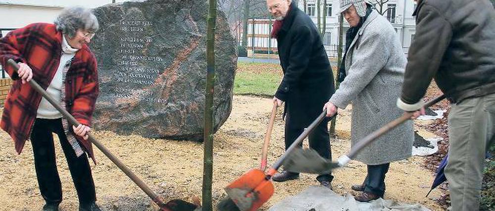 Ein Gedenkhain für Johannes Lepsius: Mitglieder des Vorstandes des Vereins Lepsiushaus darunter der Enkel von Lepsius, Prof. Manfred Aschke (3.v.r.) pflanzten gestern Bäume im Umfeld des Lepsiussteins.