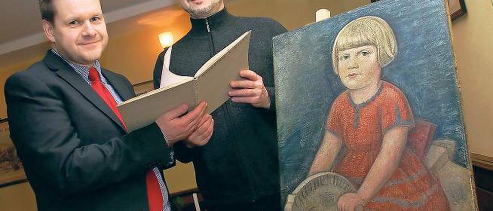 Bild der Dietz-Tochter Annelene Trapp: Markus Wicke und Thomas Sander nahmen das Gemälde Walter Bullerts entgegen.