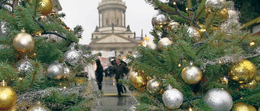 Der Weihnachtsmarkt auf dem Gendarmenmarkt in Berlin lädt seit gestern ein.
