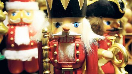 Lang ersehnte Weihnachtszeit. Auch Nussknacker begrüßen seit Montag überall auf den Weihnachtsmärkten die Besucher.