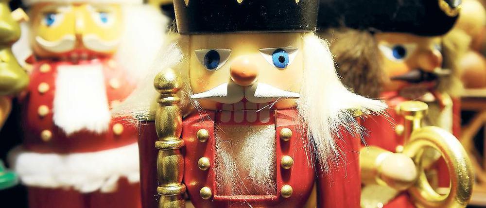 Lang ersehnte Weihnachtszeit. Auch Nussknacker begrüßen seit Montag überall auf den Weihnachtsmärkten die Besucher.