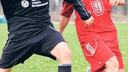 Harter Zweikampf. Teltows Christoph Verleih (l.) gegen André Thomas.