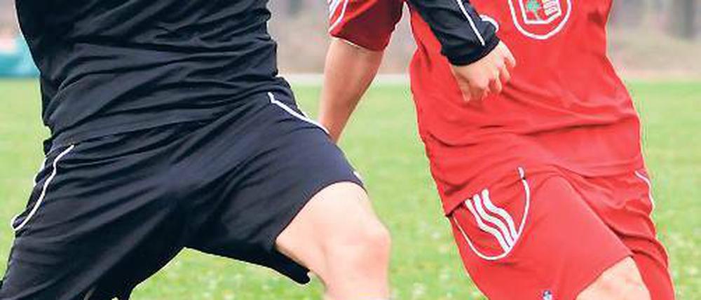 Harter Zweikampf. Teltows Christoph Verleih (l.) gegen André Thomas.